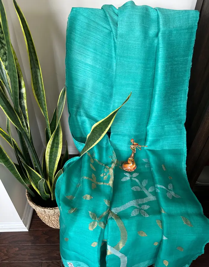 Elegant Teal Matka Silk Saree with Golden Leaf Zari Motif Elegant Teal Matka Silk Saree with Golden Leaf Zari Motif