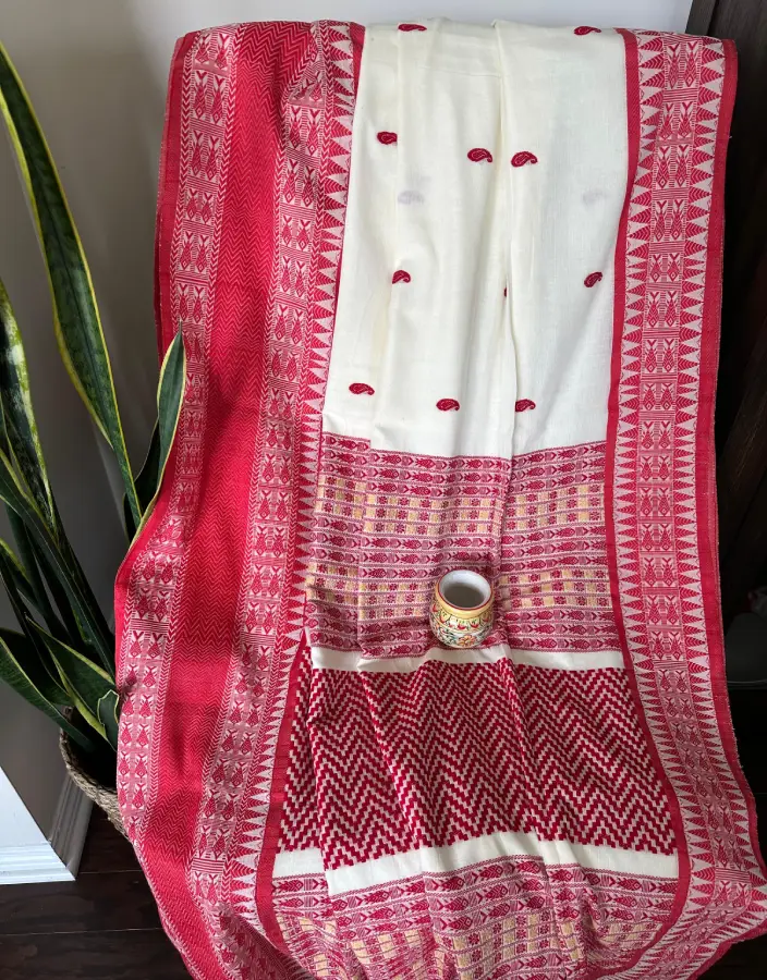 Traditional Red & Off-White Cotton Saree with Bengal Weave Motifs Traditional Red & Off-White Cotton Saree with Bengal Weave Motifs